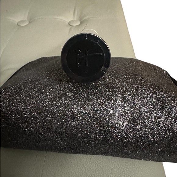 IT Cosmetics Airbrush Flawless Foundation Brush KER90W Bundle IT Makeup Bag New - Picture 6 of 14